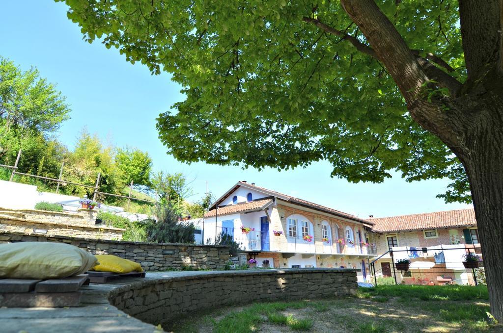 Gasthaus Cascina Il Convivio Diano dʼAlba Exterior foto