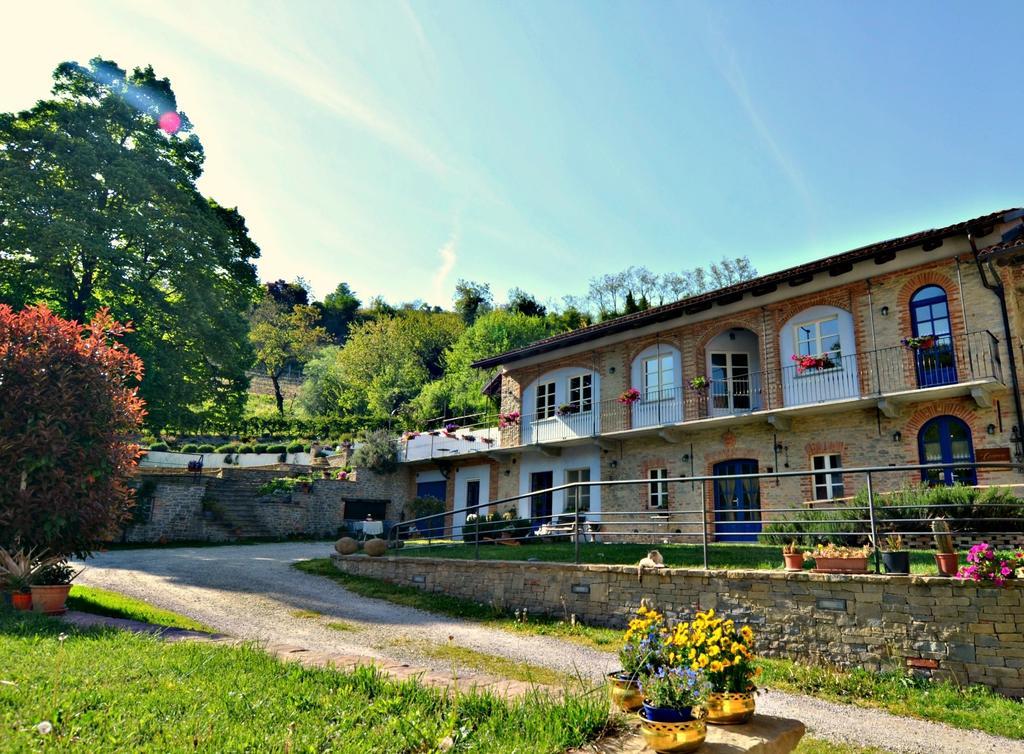 Gasthaus Cascina Il Convivio Diano dʼAlba Exterior foto