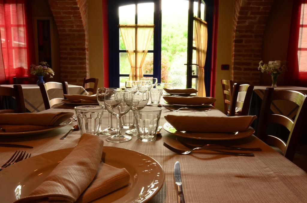 Gasthaus Cascina Il Convivio Diano dʼAlba Exterior foto
