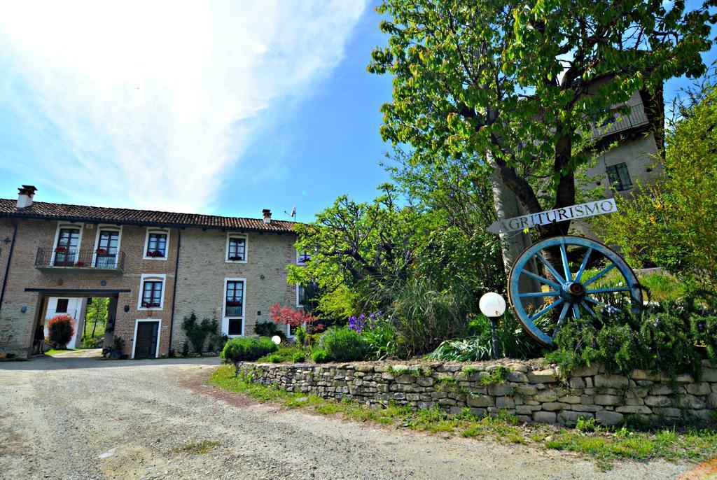 Gasthaus Cascina Il Convivio Diano dʼAlba Exterior foto